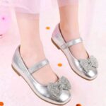 Zapatilla plateada con lazo