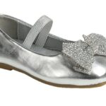 Zapatilla plateada con lazo